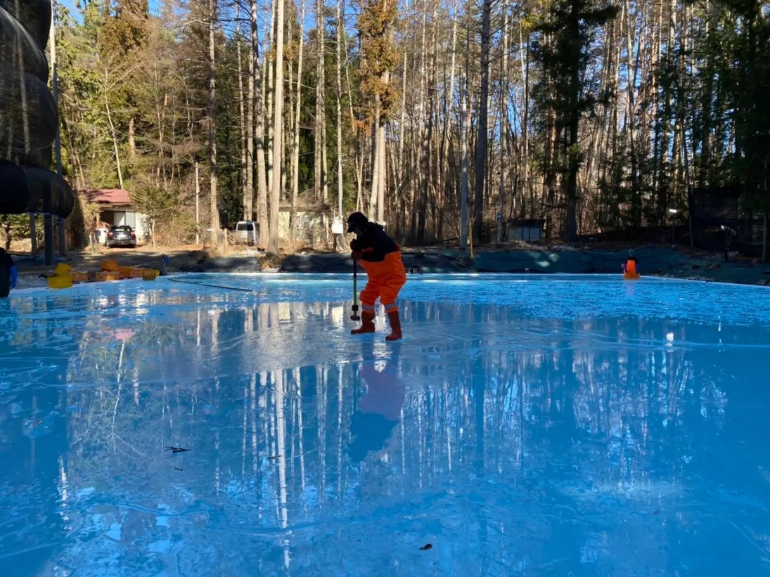 池に水を張る